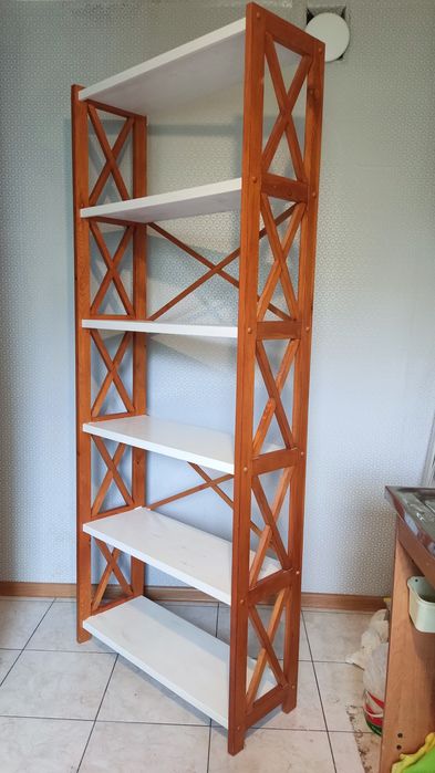 Regał drewniany bardzo ładny. 2 półki wymagają odmalowania. Stan b.db.