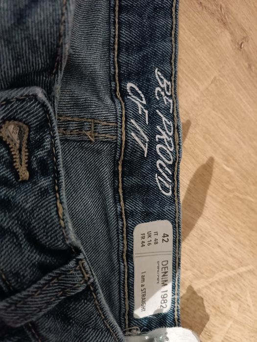 Damskie jeansy o prostym kroju