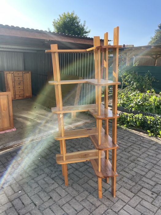 Półka na książki oraz półka na płyty