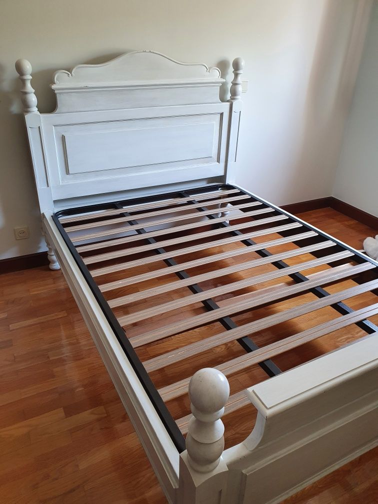 Cama de Solteiro + colchão + estrado + 2 mesas de cabeceira