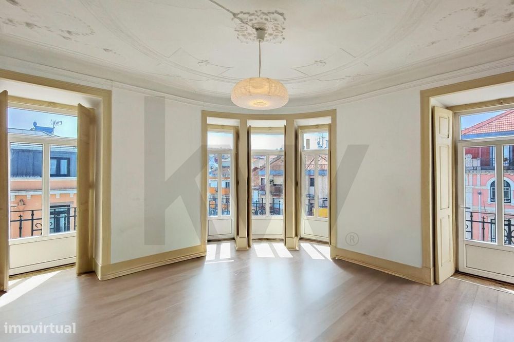 Apartamento de Charme T6 no Último Piso em Arroios – Próximo ao IST