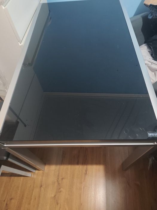 Mesa de vidro e cadeiras