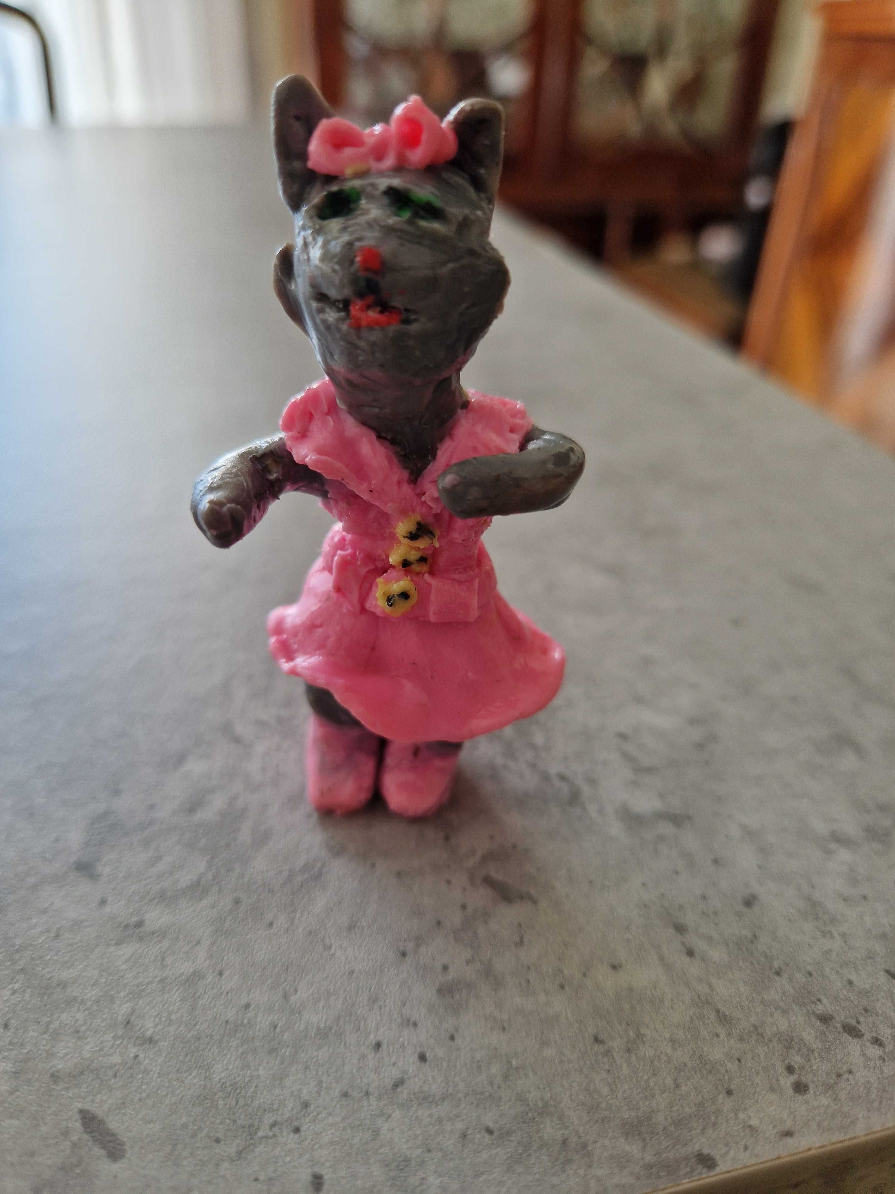 Gata com vestido em cor de rosa feita em argila