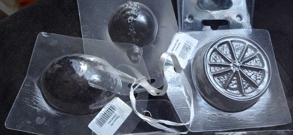 Формочки для виготовлення мила або шоколаду.