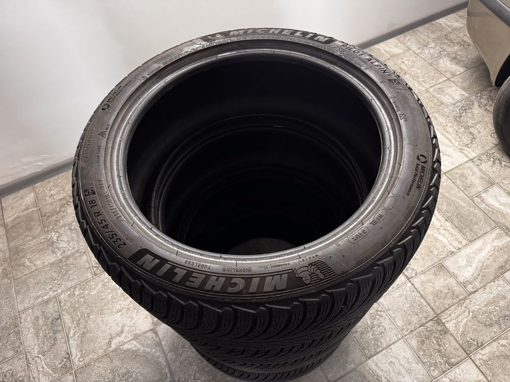 Продам зимние шины 235/45/R18