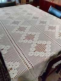 Toalha em crochet para mesa retangular grande. Cor bege.