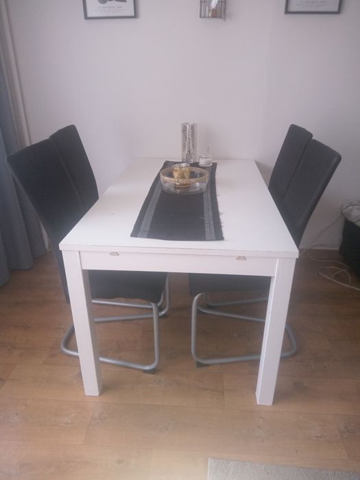 Stół z krzesłami biały