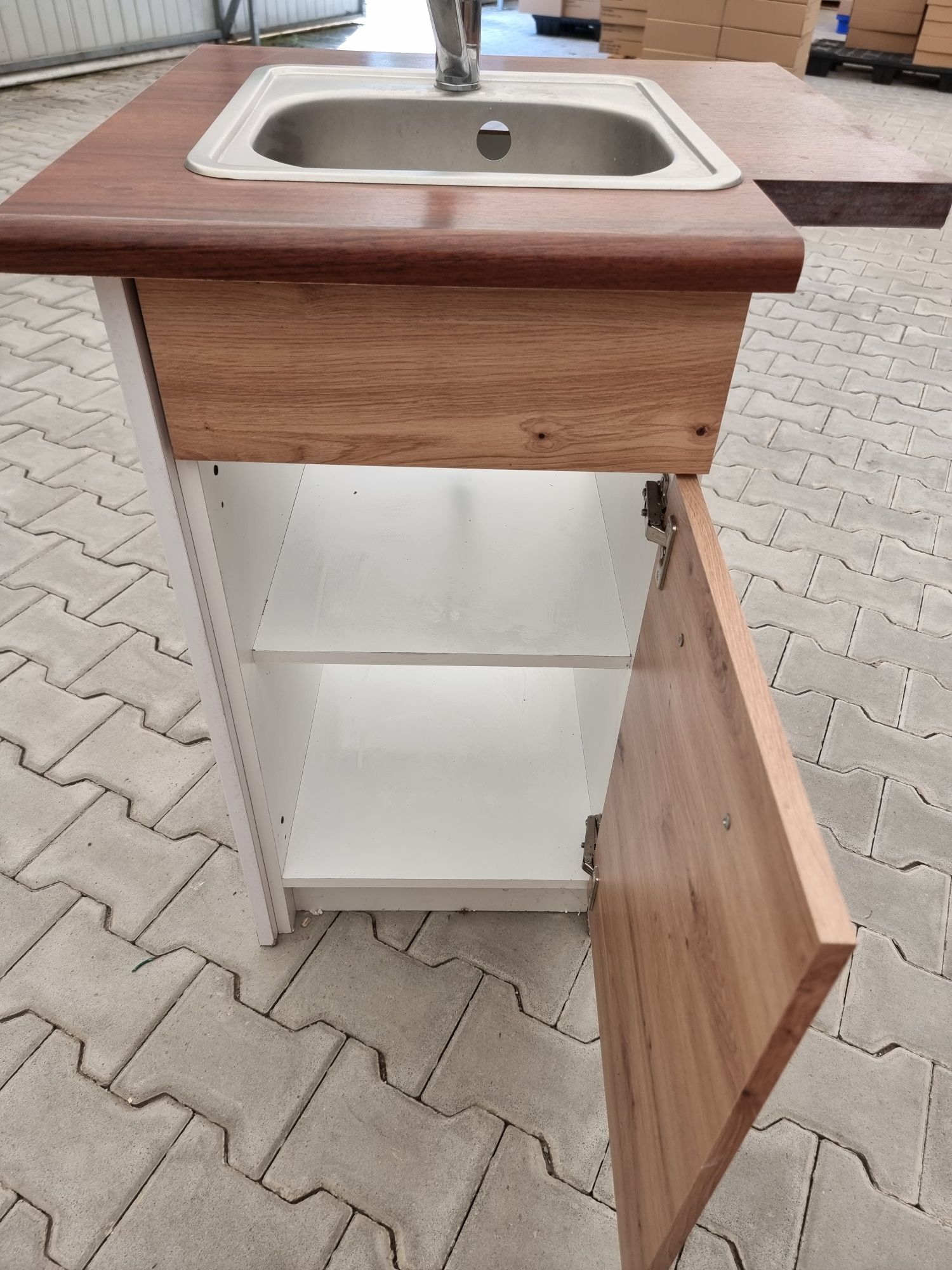 Szafka zlewozmywakowa ze zlewem i baterią