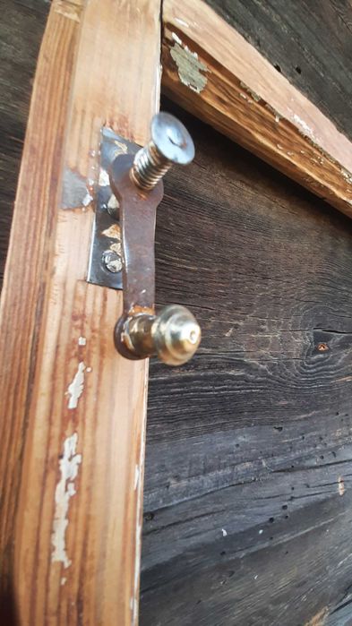 Stare zabytkowe drewniane podwójne okno