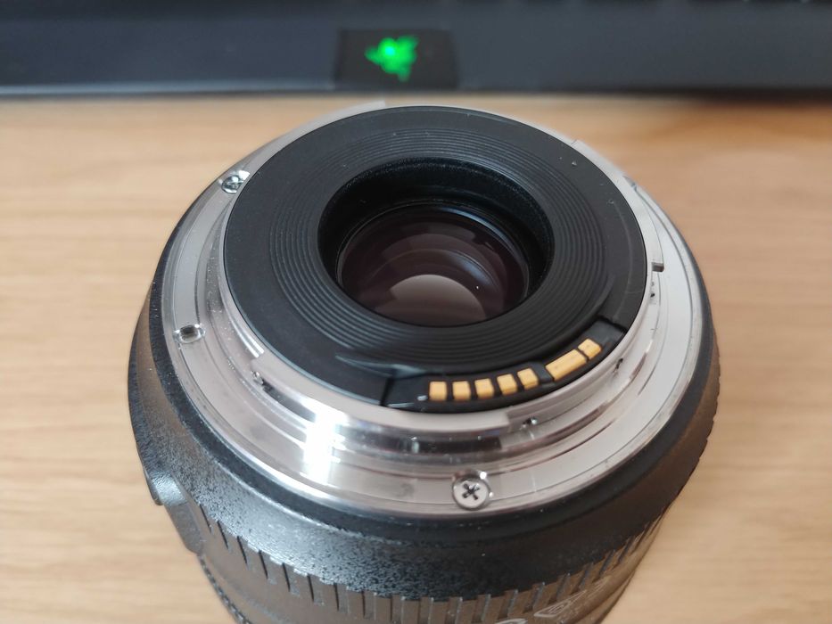 Canon 35mm f2.0 IS Como Nova