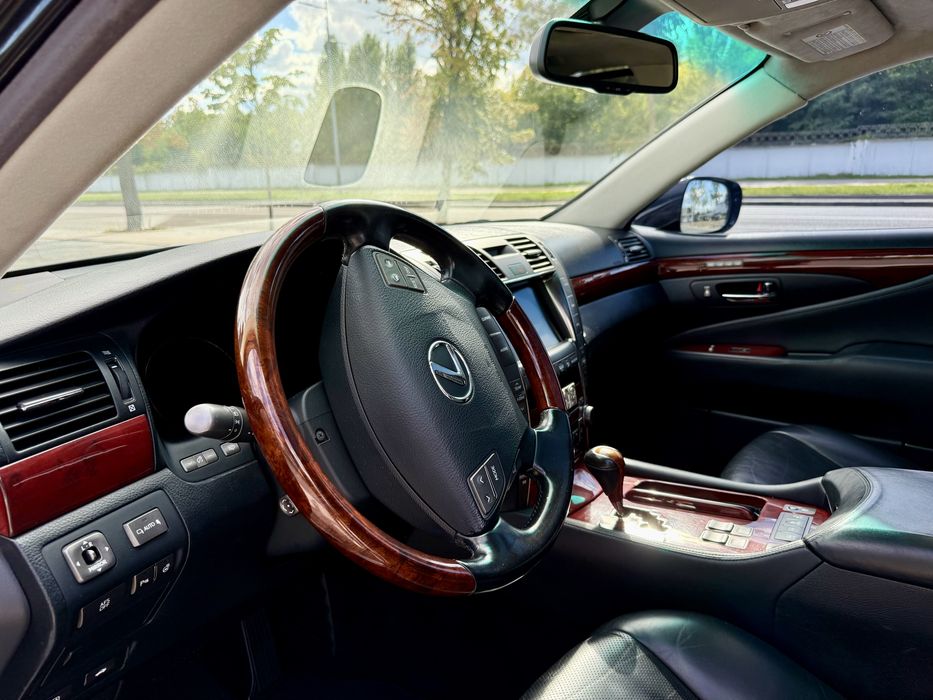 Lexus LS460L, AWD, Ottoman, 2009