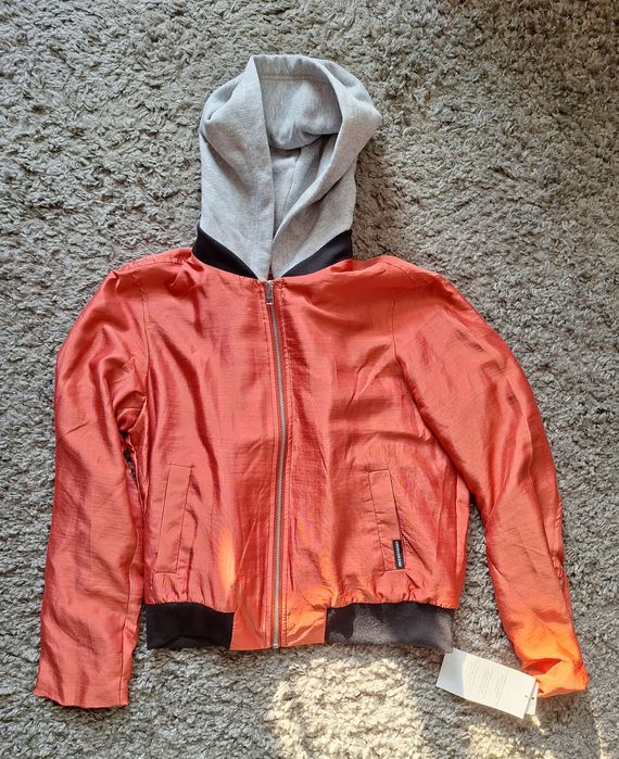 Жіноча нова куртка