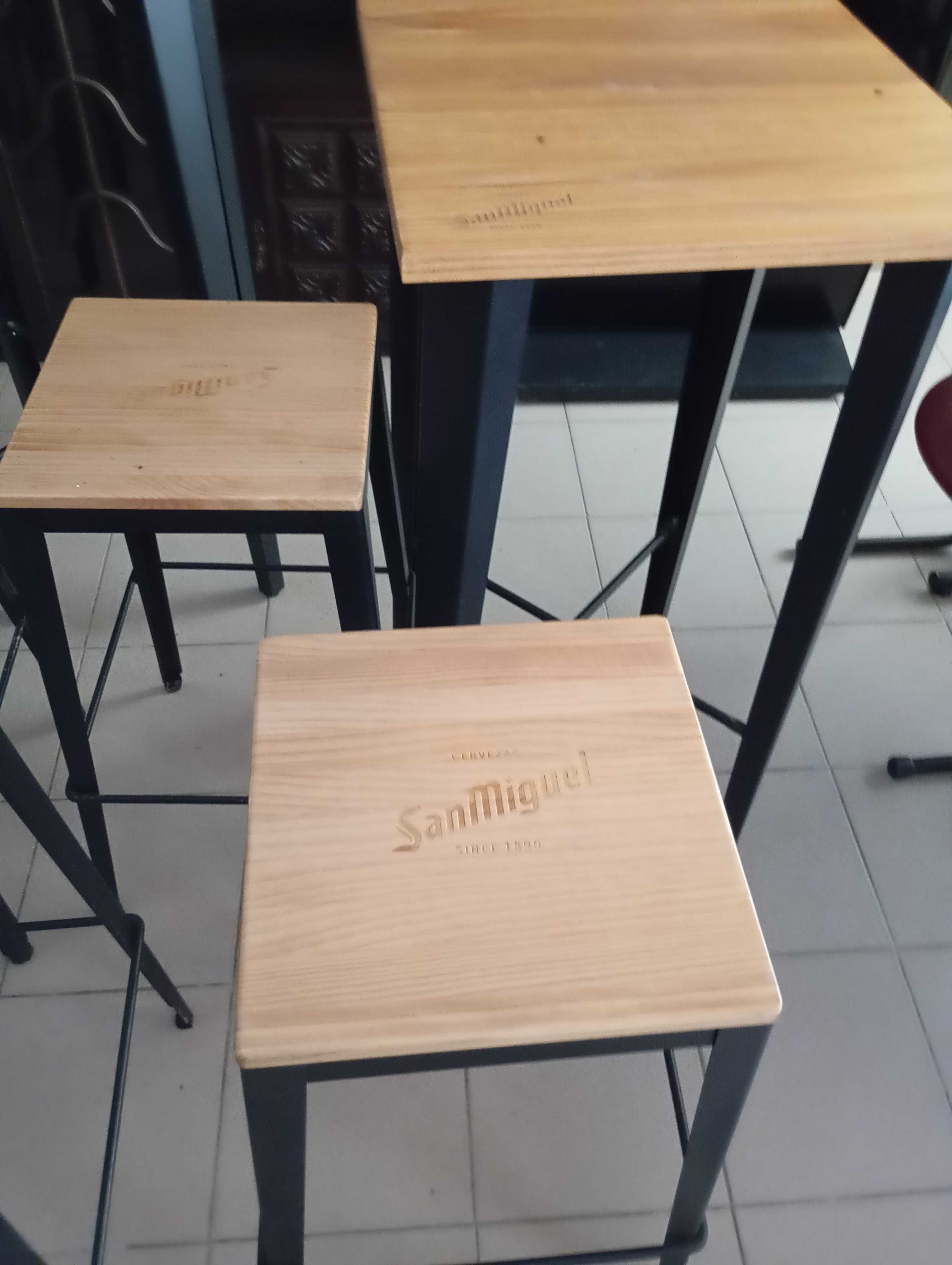 Conjunto de mesas e cadeiras altas