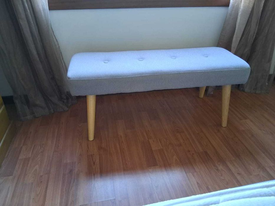 Banqueta estofado cinza com pé de madeira