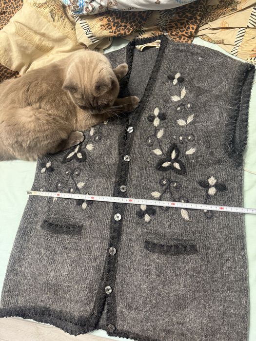 Желетки вязаннные 2 шт