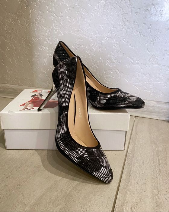 Жіночі туфлі зі  стразами святкові
