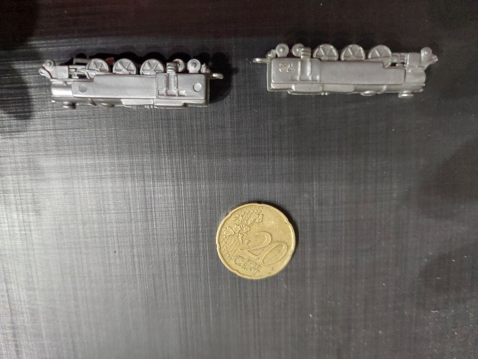 Pequeno comboio plástico português