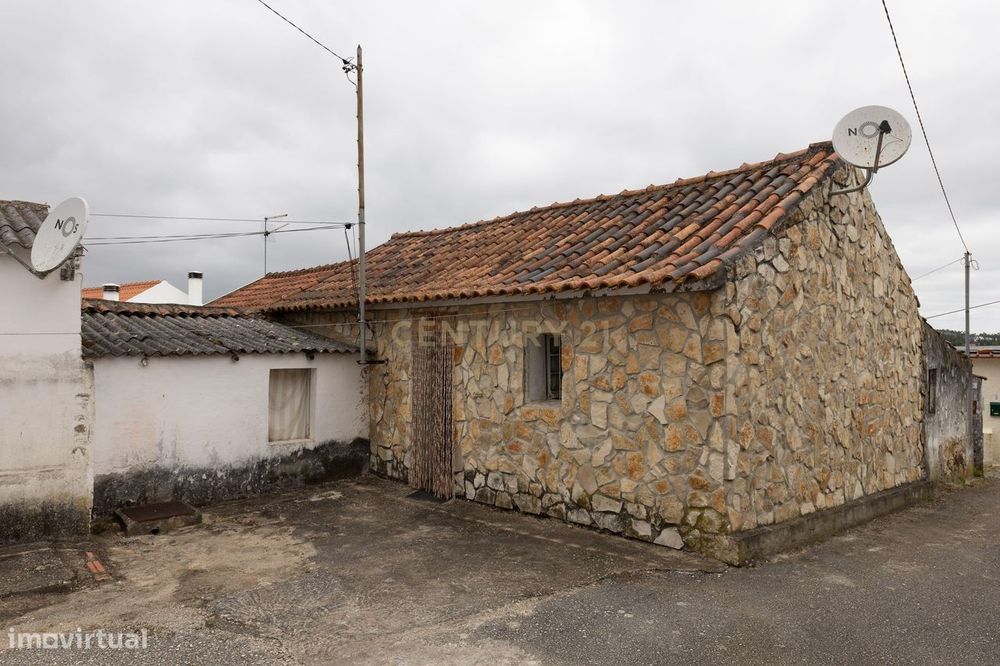 Moradia T2 no coração de Alcoentre para Habitação ou Investimento.