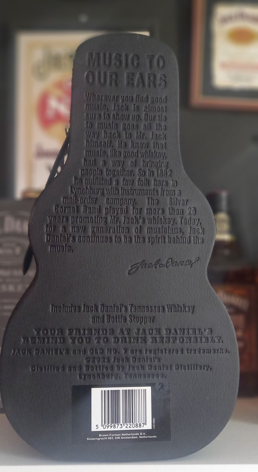 Caixa em forma de guitarra jack daniels