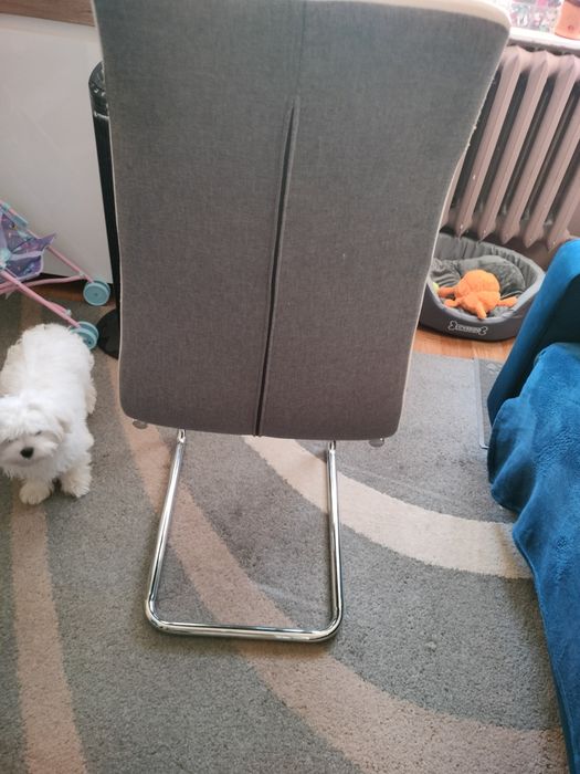 Krzesełka z metalowym stelażem