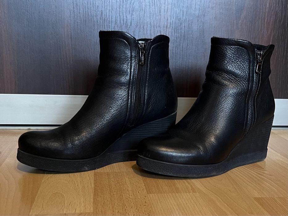 Trzewiki na koturnie ze skóry 39