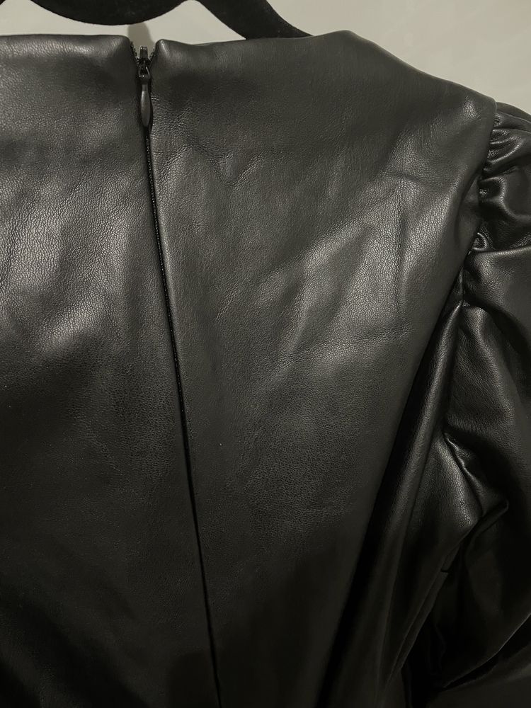 Czarna sukienka mini z imitacji skóry dekolt v bufki na rękawachXS