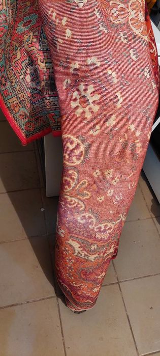 Килими гарні висіли на стене