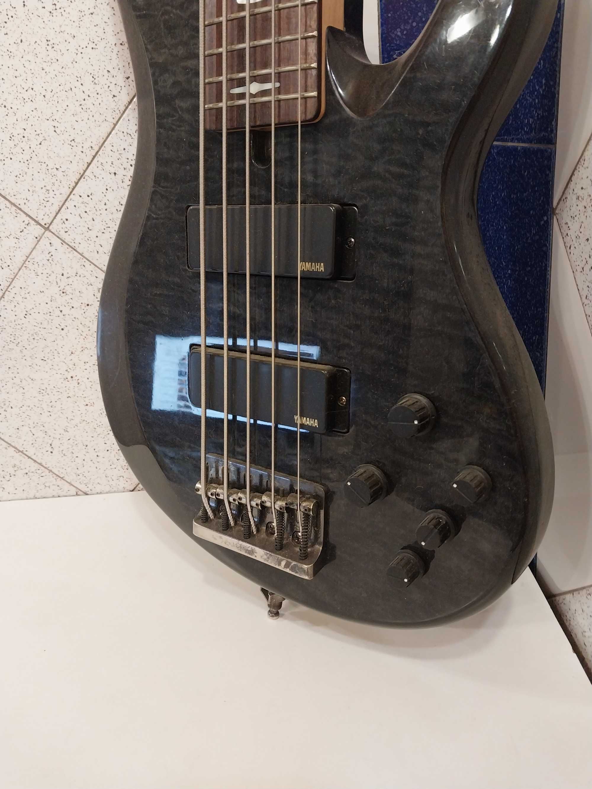 электро бас гитара  YAMAHA TRB1005
