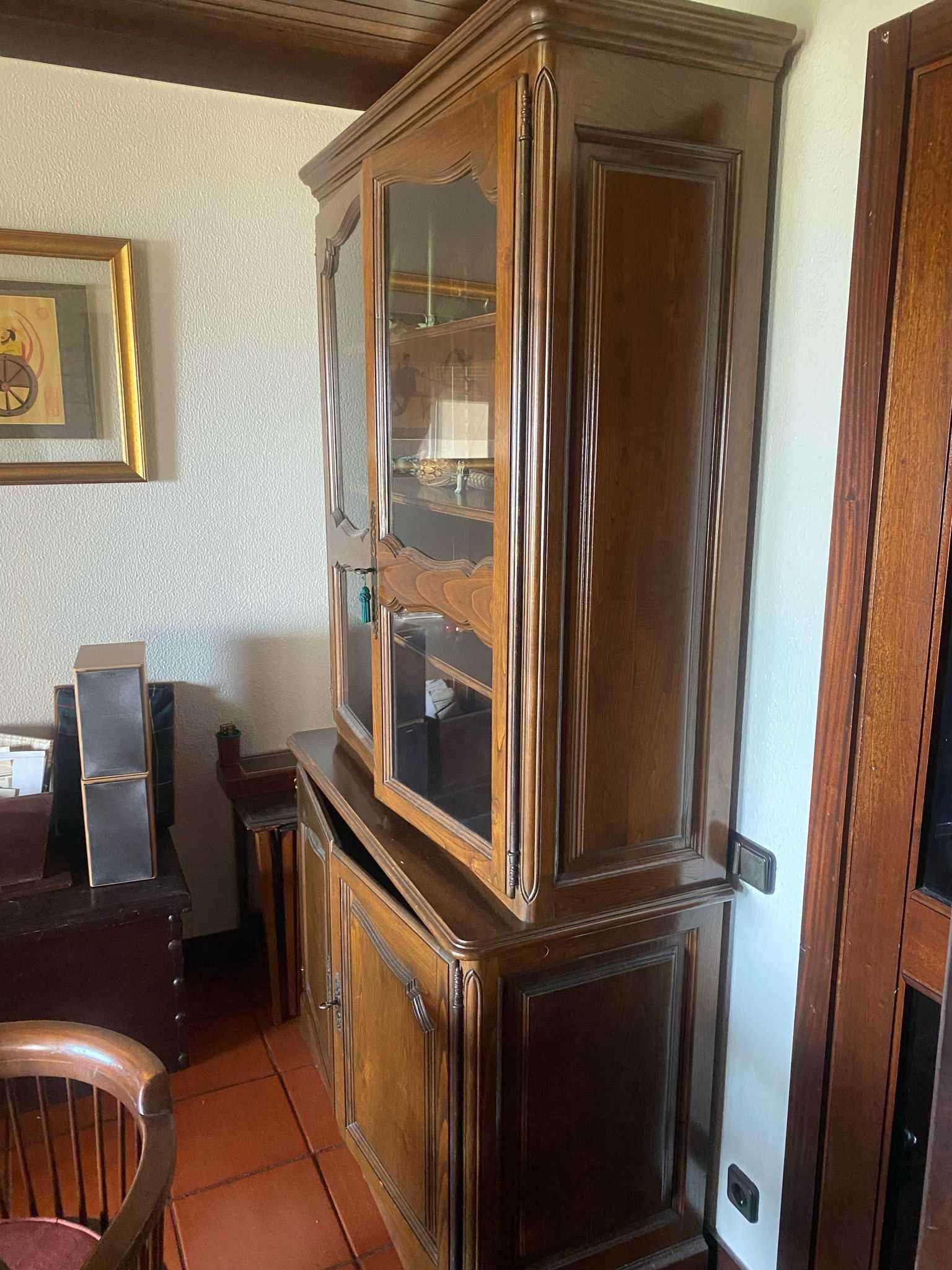 Móvel expositor em Madeira Maciça