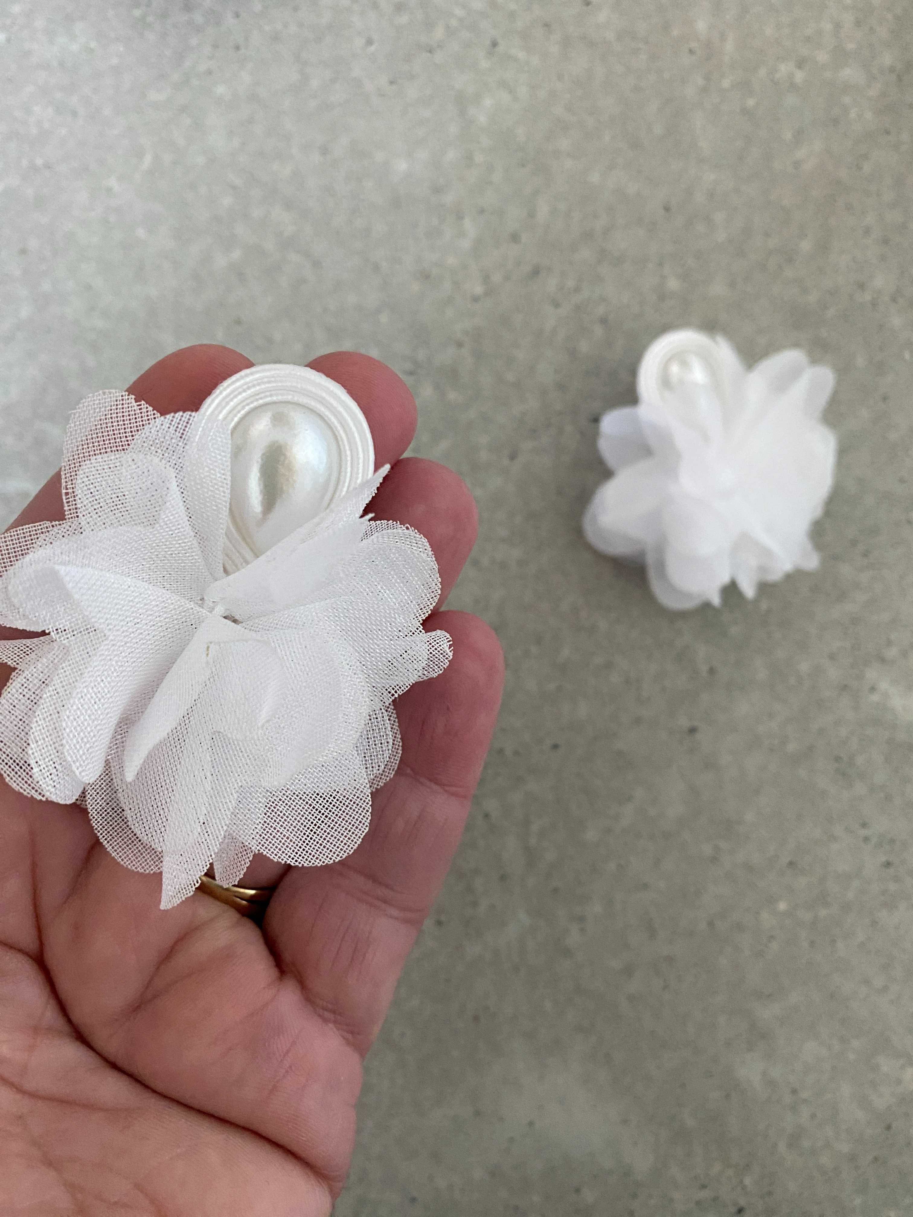 Białe, perłowe kolczyki ślubne sutasz BOHO kwiat