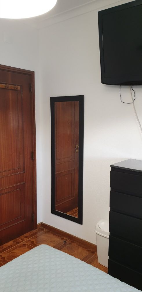 Alugo quarto privado