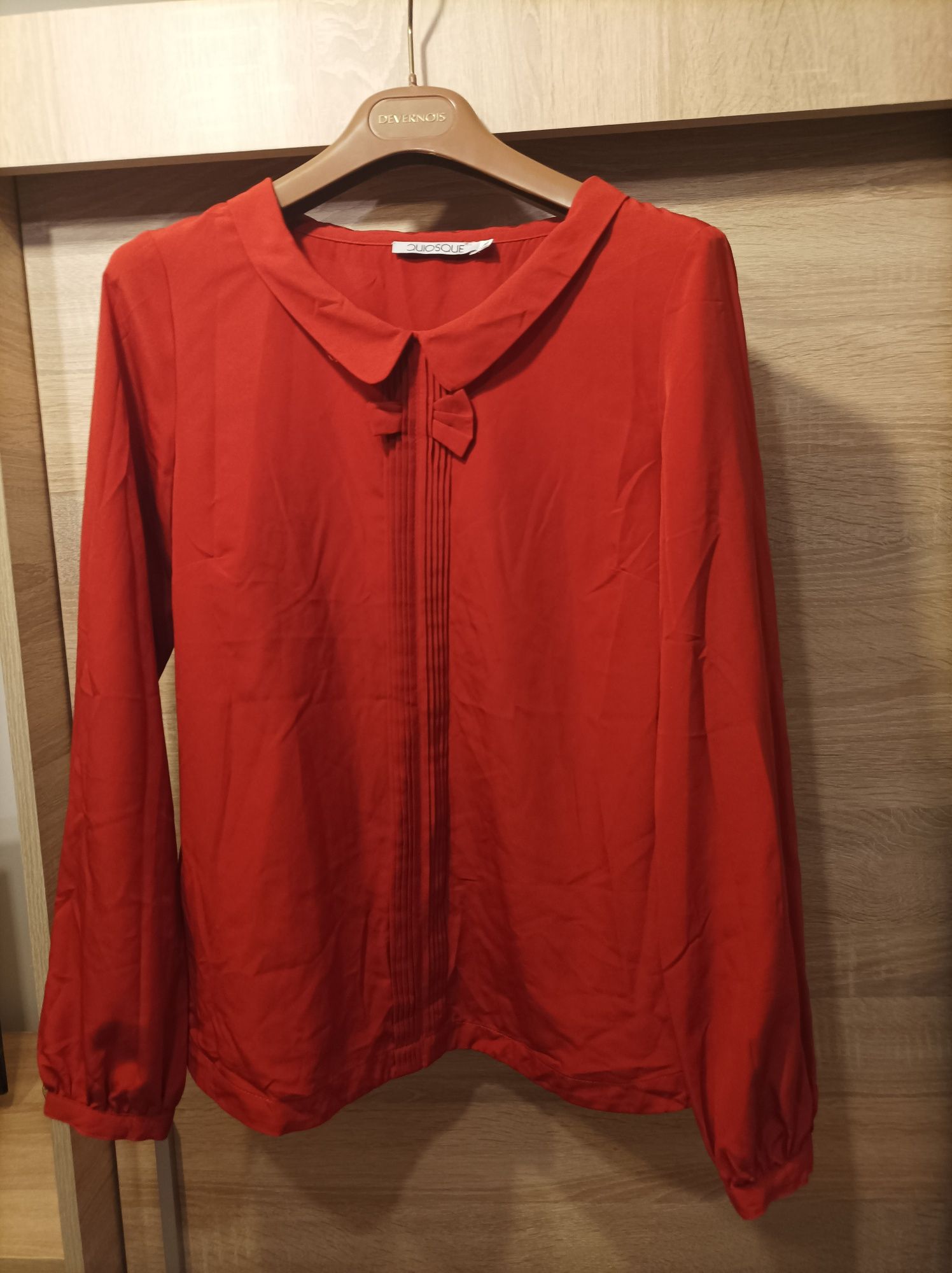 Czerwona bluzka marki Quiosque