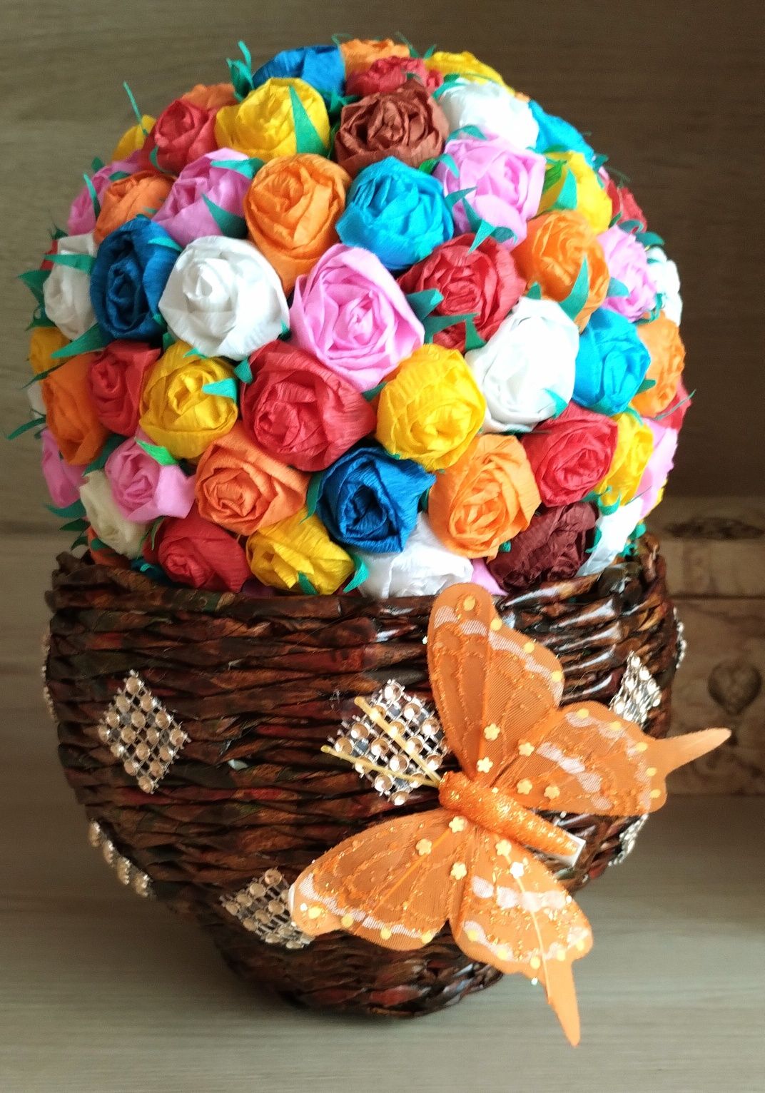 Kolorowy stroik na Dzień Matki w wiklinowej doniczce - handmade