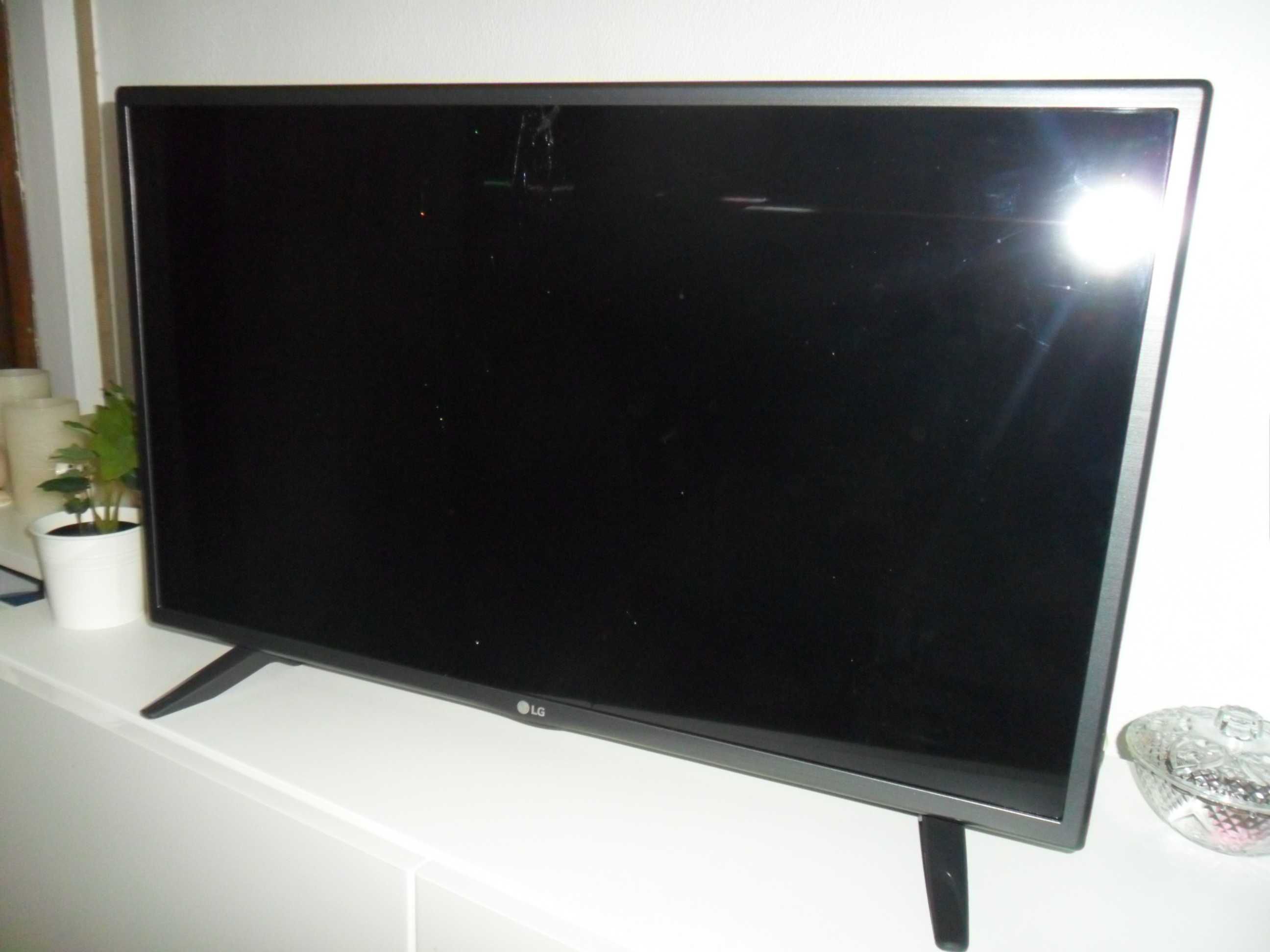 Televisor LED SMART HD 32" LG