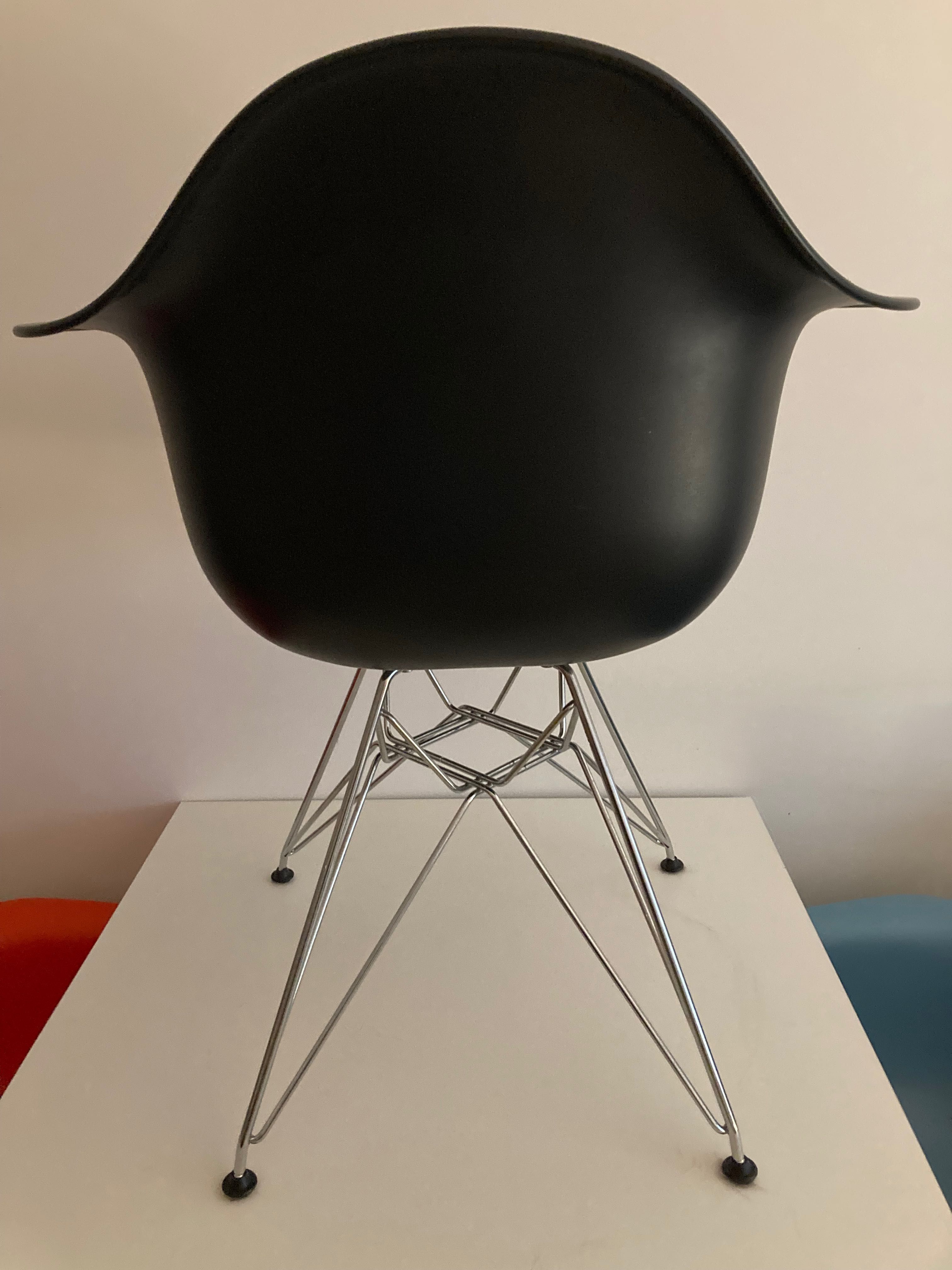 Cadeira original preta Charles & Ray Eames da Vitra para venda