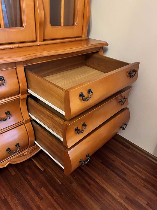 Komplet stylowych mebli z litego drewna – wyjątkowa okazja!