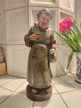Stara ręcznie wykonana i malowana drewniana figurka mnicha 41 cm