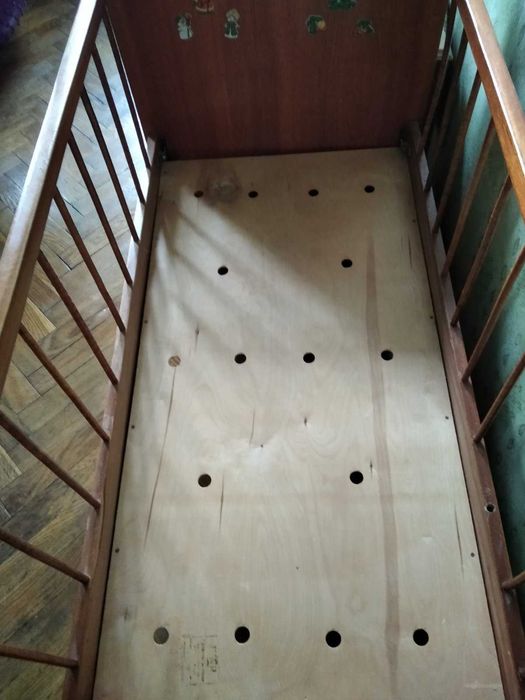 Дерев'яне дитяче ліжечко