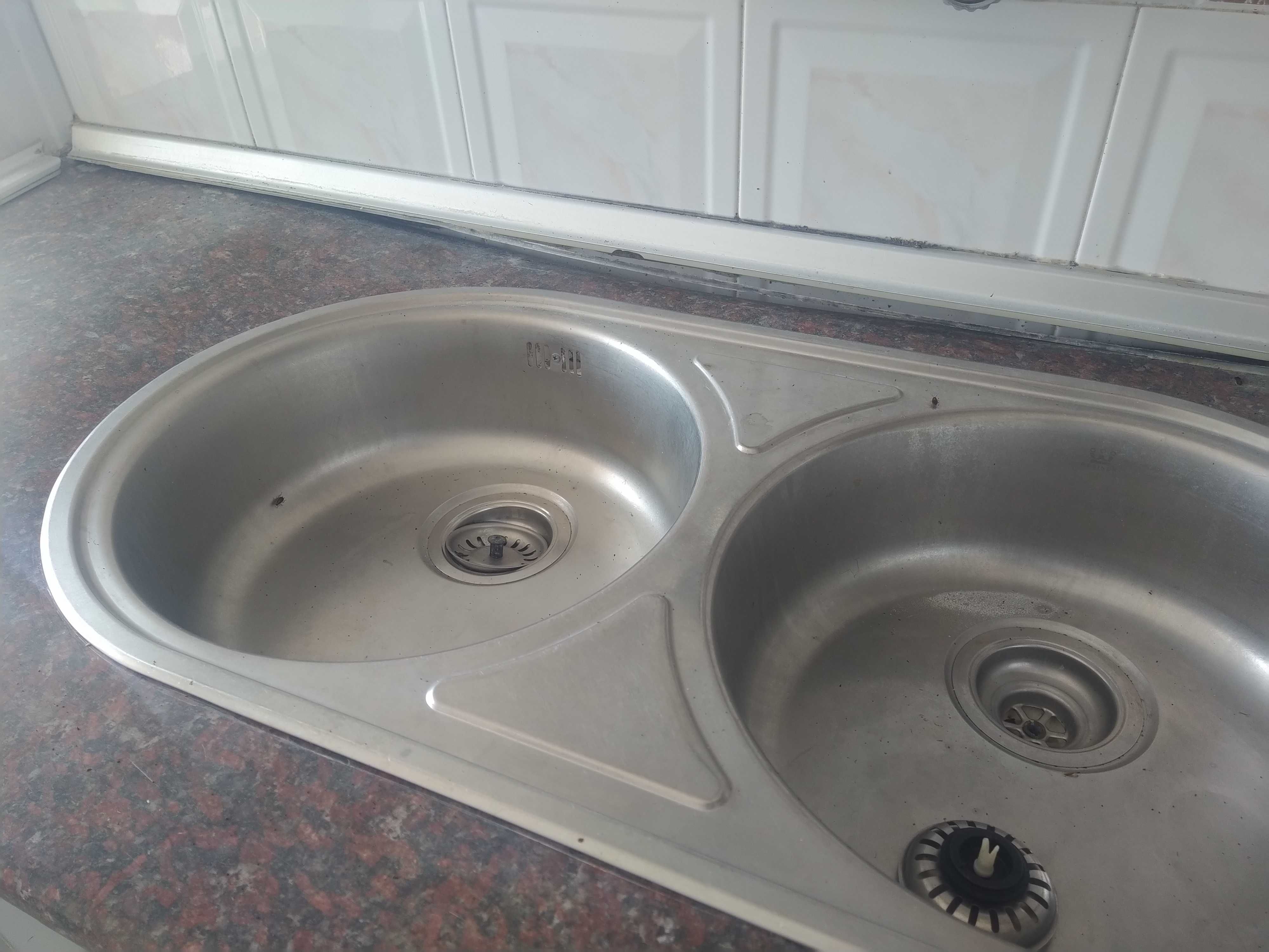 Diverso mobiliário e electrodomésticos - sala, cozinha e casa de banho