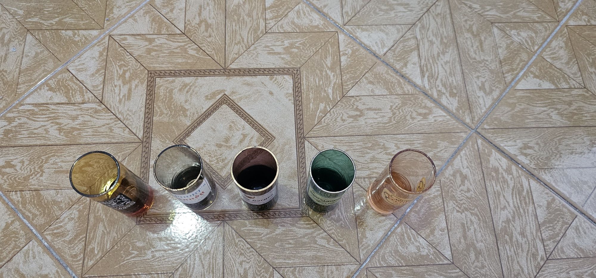 Copos de digestivo com publicidade a bebidas alcoólicas.