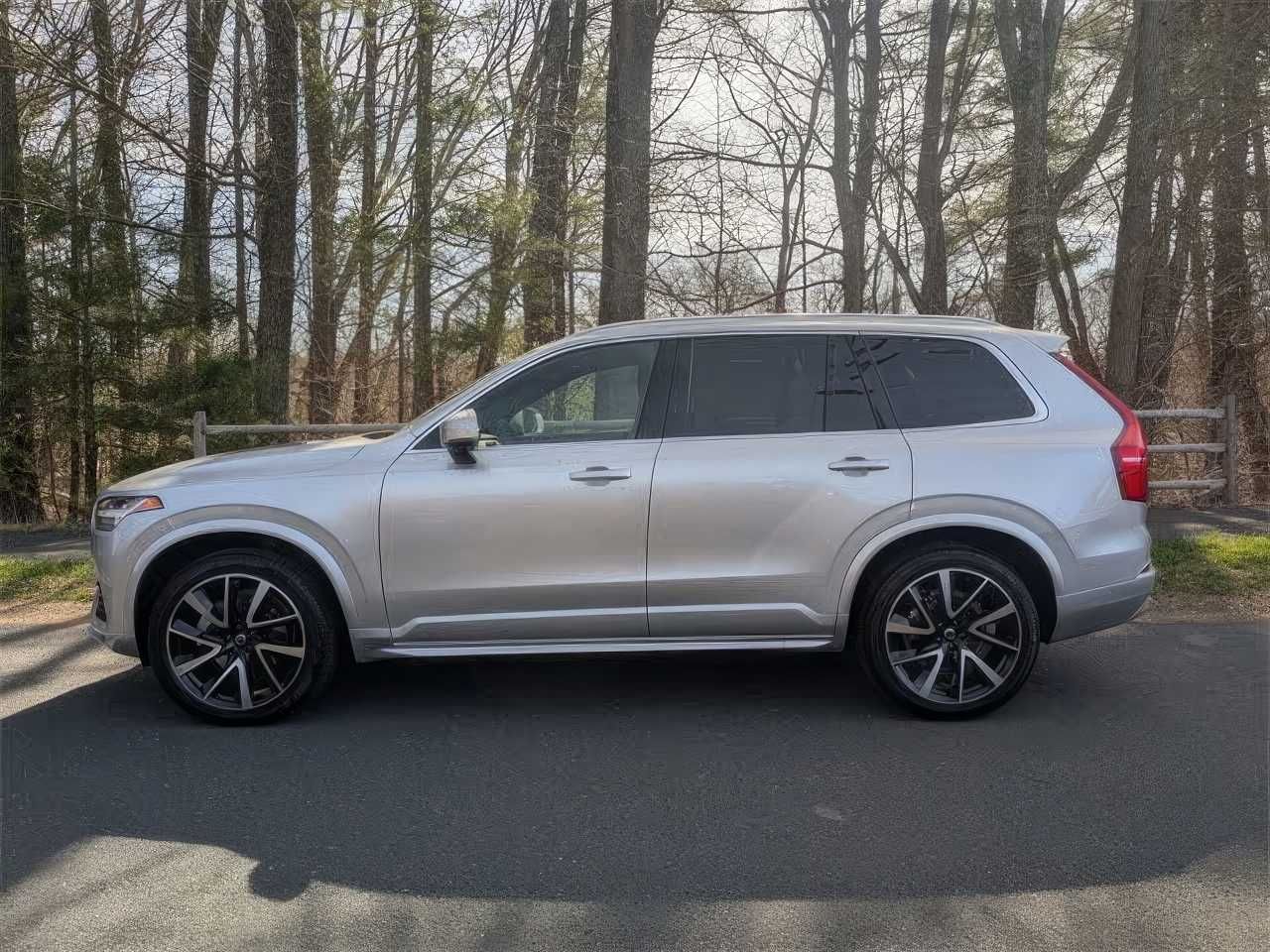 2022 Volvo XC90 T6 Momentum