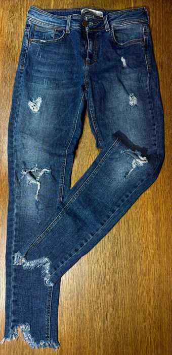 Jeansy spodnie damskie z dziurami przecierane ZARA / rozmiar 38