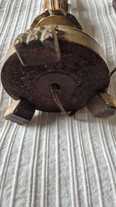 Candeeiro de mesa em madeira