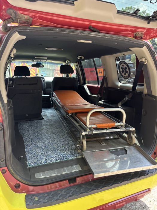 Nissan Pathfinder karetka ambulans 2010 rok