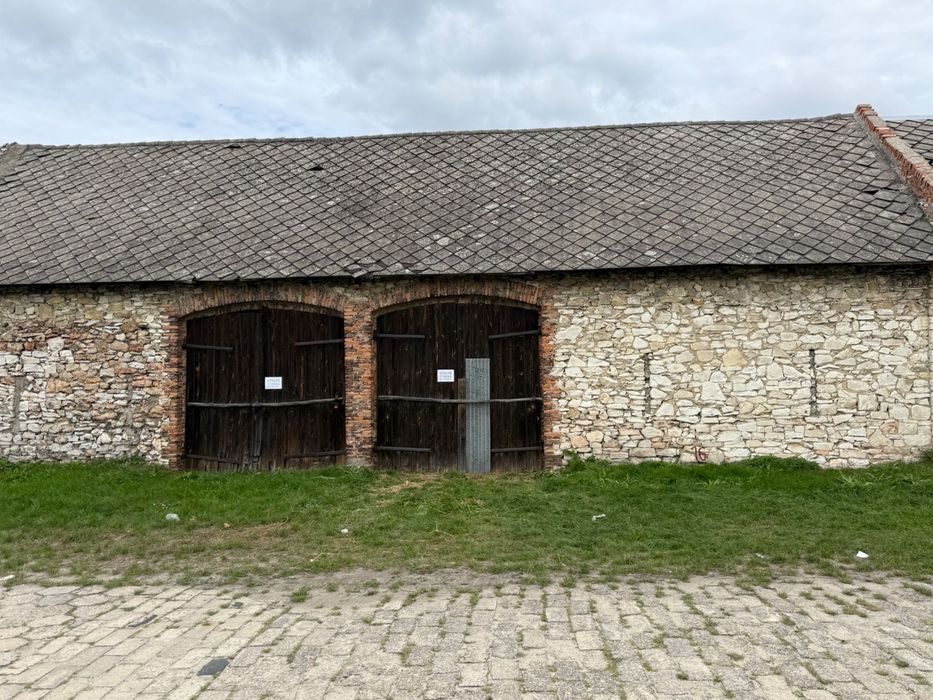 Wynajmę dwie stodoły .