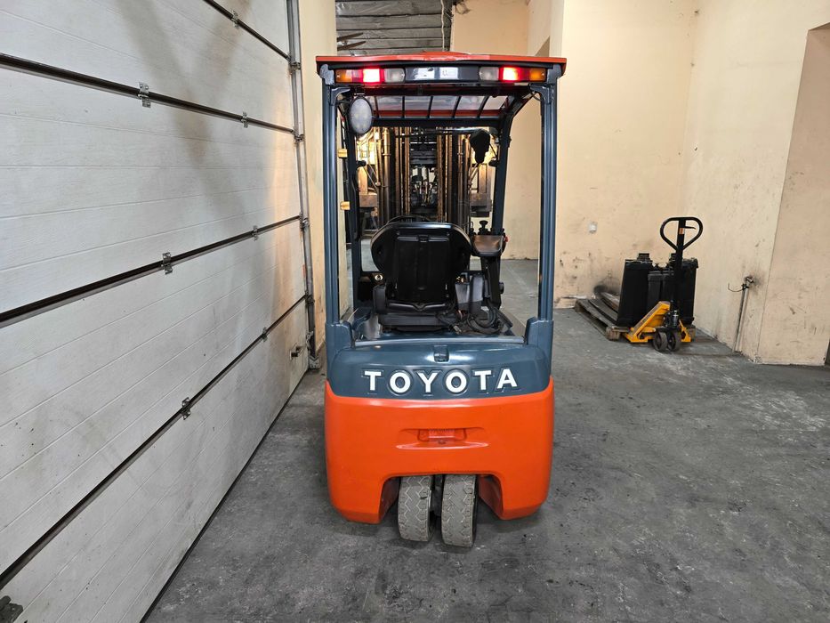 Навантажувач вилковий, електричний Toyota 1.8 тонн, позиціонер вил