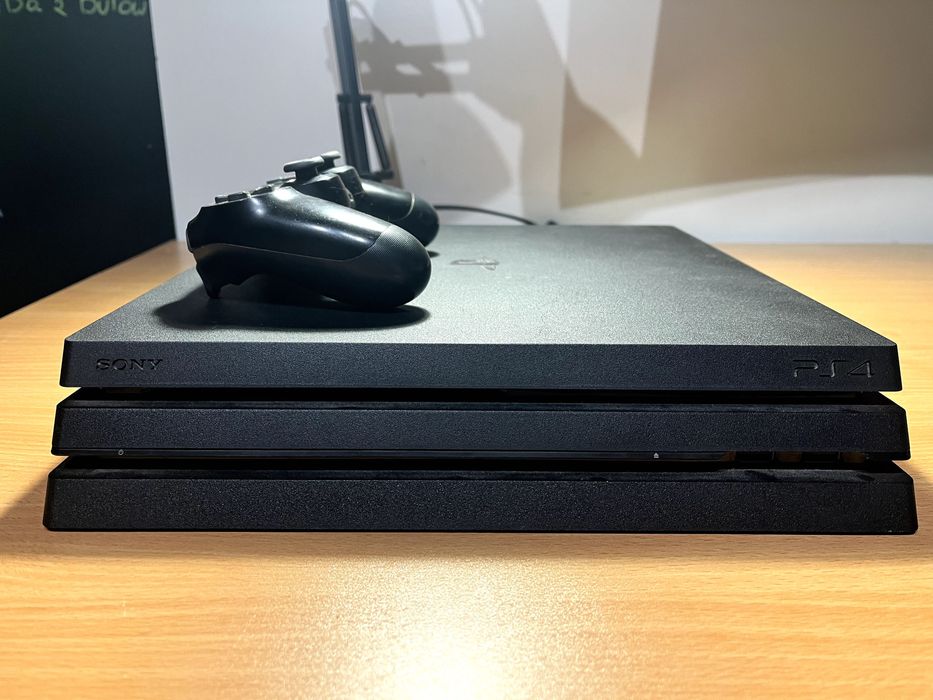 PS4 pro 1TB + pad + zestaw gier