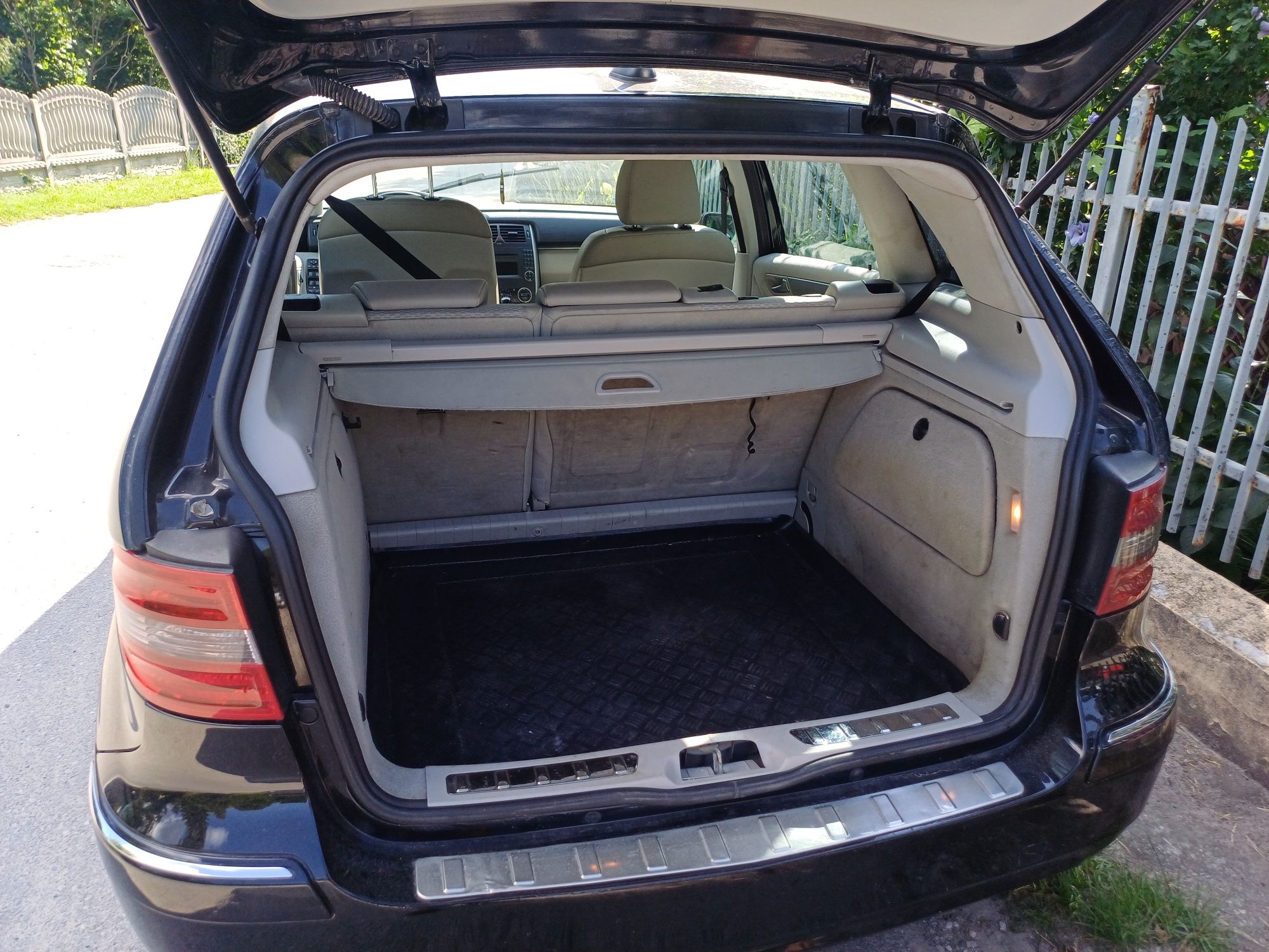 Mercedes-Benz  B180.