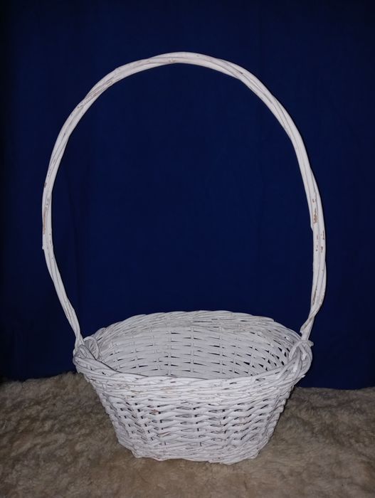 Плетений кошик з великою ручкою