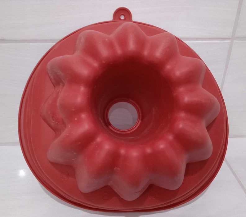 Forma do pieczenia babki  silikonowa czerwona 24 cm
